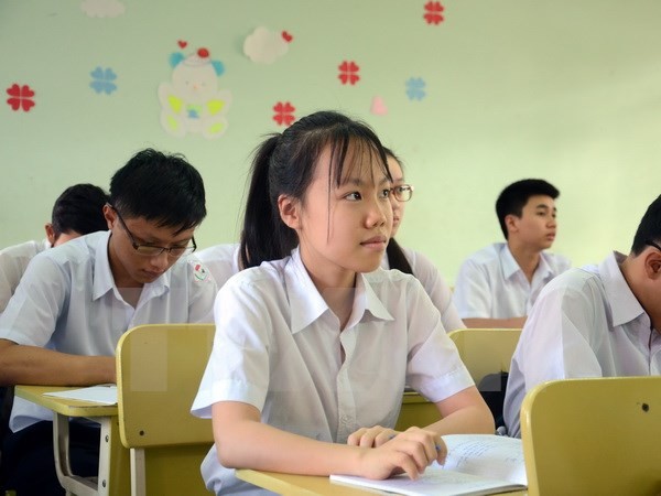 High school student receives ASEAN scholarship - ảnh 1